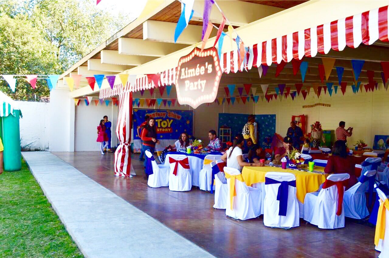 Fiesta infantil montada en salón de eventos